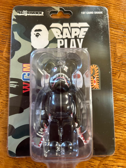 BAPE Play 1st Camo Shark Bape 100% Black Bearbrick figurine